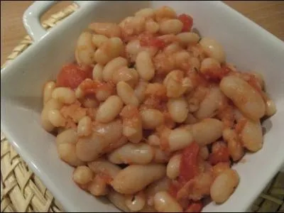 Lequel de ces plats est compos d'haricots blancs et de saucisses ?