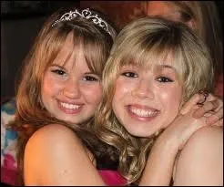 Avec qui est-elle sur la photo ?