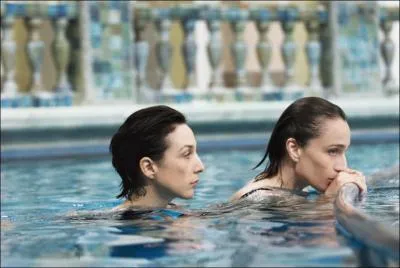 Ce sont deux soeurs, Elsa Zylberstein et Kristin Scott Thomas, ici  la piscine, mais qui n'en communiquent pas plus pour autant. Quel est ce film ?