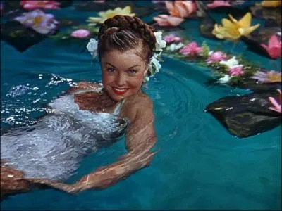 Elle est sans doute la plus célèbre star en maillot toute sa carrière, c'est une nageuse exceptionnelle et une actrice de qualité. Son nom est ?