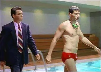 D'o est tire cette photographie montrant David Duchovny en maillot de bain rouge sortant juste de la piscine ?