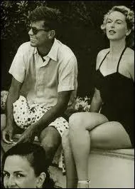 La jeune femme en maillot est assise prs d'un personnage trs connu qui officie dans un domaine loign des piscines et des maillots. Quel domaine ?