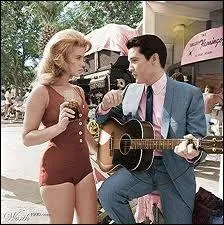 Aux cts d'Elvis Presley, et en maillot de bain, c'est l'actrice ?