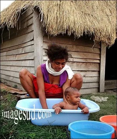 Ah ! Oui, oui ! un bain. Je suis poussireux, le voyage est long. Me voil revenu dans l'Ocan (... ). On m'invite partout !