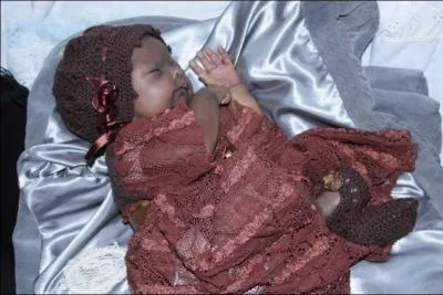 Maman a des doigts d'or. Regardez comme elle sait me mettre en valeur avec ses crations ! Mes effets sont :