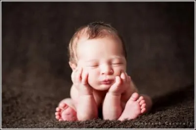 Cela le laisse  penseur . Vais-je devoir m'habiller moi aussi, se dit-il ? Quel pourrait tre le prnom de ce bb ?