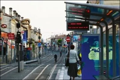 Dfinition d'un autobus : vhicule qui roule deux fois plus vite quand on court aprs ...