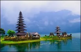 Cette autre le, est la perle de l'Indonsie elle est situe dans l'ocan pacifique sud ... . .