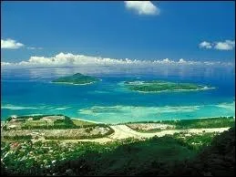 Un archipel de quatre-vingt-dix les, toutes rputes pour leurs plages de sable fin dont la capitale est Victoria ... . .