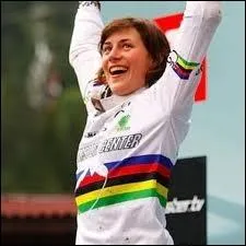 Emmeline Ragot est 4 fois championne de France, ainsi que championne du monde 2009 et 2011, aprs l'avoir t en catgorie junior en 2001 et 2003. Dans quelle discipline ?