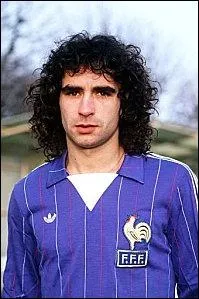 Membre de l'quipe de France de foot de 1975  1986, Dominique Rocheteau voluait alternativement aux postes de :