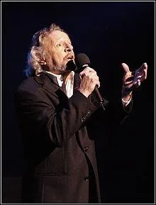 Il a crit pour Piaf :  Boulevard du crime ,  Ouragan  et  Le Vieux piano  Il chante en France, Union sovitique, Japon, Suisse, Belgique. C'est :