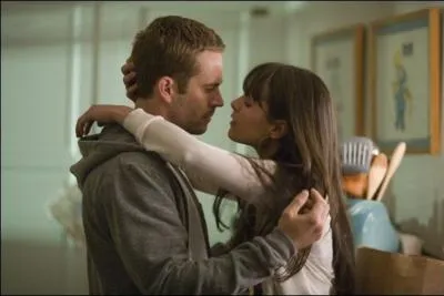 Quelles chansons pouvons-nous entendre lorsque Dom arrive dans la bote de nuit ?