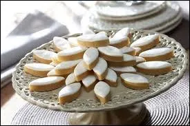 A vous d'ajouter le fruit manquant dans cette description de la fabrication des calissons d'Aix en Provence :  Ce sont des amandes broyes avec des 