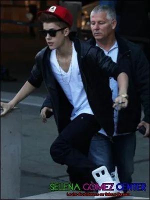 Qui a  vol , selon Justin Bieber, la coupe qu'il voulait faire ?