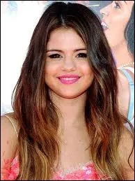 Dans  Aftershock , elle joue le rle d'une journaliste.