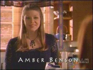 Dans  Buffy contre les vampires , de quoi meurt Tara ?