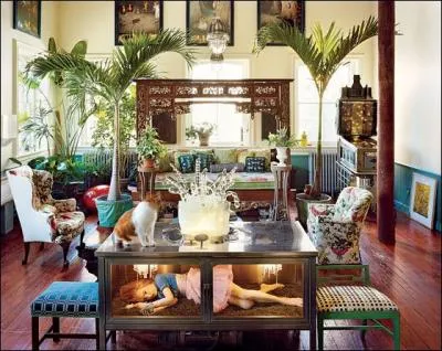 Regardez la vitrine (cliquer) en 1er plan du dcor, qui est le salon de l'artiste Megan Boody. Quel est l'objet dans lequel est couche la petite fille ?