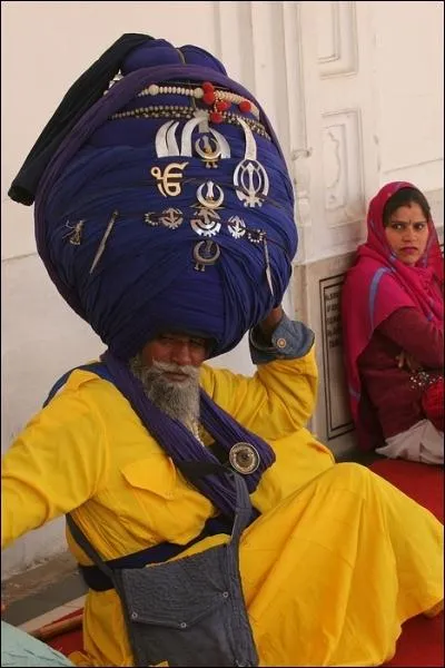 Ce monsieur a un turban d'une taille imposante. Il est une religion qui interdit de couper ses cheveux. Cela se passe ?