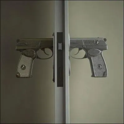 Si l'on cherche la nationalit d'une telle poigne de porte, on aura tendance  rpondre... ?