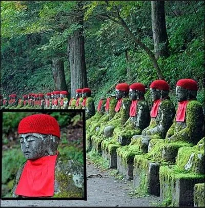 Quelle tait la fonction de ces statuettes appeles   jizo  , que l'on peut peut voir encore le long des anciennes routes au Japon ?