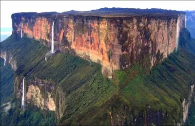 Situ en Amrique du Sud, le mont Roraima est une montagne tabulaire, appele ...