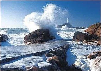 Dans quel roman de Victor Hugo peut-on renconter le pcheur Gilliat, le capitaine Clubin et le rvrend Caudray, vivant tous les trois sur l'le de Guernesey ?