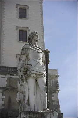 Aprs avoir appartenu aux anglais, elle revient aux mains des franais passe sous domination de la maison de Foix-Barn au XIIIe sicle. Le vicomte qui la restaure et renforce les fortifications est :