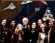 Apollo et Starbuck tentent de survivre face aux puissants robots, les Cylons, sur le chemin de la Terre ...