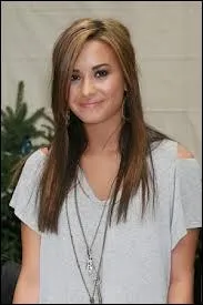 Quelle est la couleur de la robe de Demi sur le plateau de Conan ?