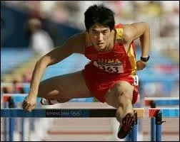 Athlte chinois n en 1983, champion olympique aux JO d'Athnes 2004 sur 110m haies, premier sportif chinois  gagner un titre en athltisme.