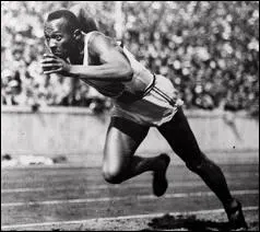 Athlte amricain n en 1913, histoire unique, il s'leve seul pour l'galit des hommes aux JO de Berlin 1936 en remportant quatre titres olympiques sur 100m, 200m, 4x100m et saut en longeur.