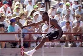 Athlte amricain n en 1966, mdaille d'or et recorman du monde en 46s78 aux JO de Barcelonne 1992 sur 400m haies. Premier homme  descendre sous les 47s sur 400m haies.