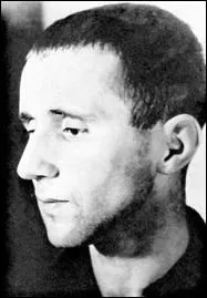 Il amena le concept de la distanciation au thtre. C'est :