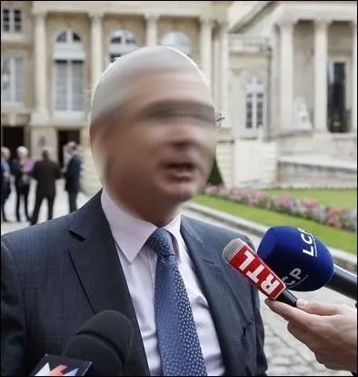 Quel homme politique a dclar rcemment , qu'il y avait trop de ministres au gouvernement, ce qui entranait mcaniquement un risque de cacophonie ?