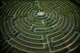 Lequel de ces hros parvint  sortir du labyrinthe ?