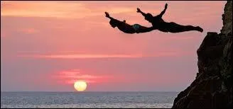 Musculeux et bronzés, ils grimpent au rocher 
Du haut des trent'-cinq mètres, ils vont bientôt plonger
Pour les beaux yeux des dames et un peu de monnaie
Risquant à chaque saut de s'abîmer l'portrait