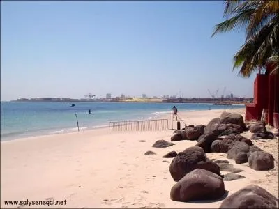 La cité africaine sur la côte atlantique 
Ségolène y est née puis elle vint à Paris 
Un rallye arrivait sur sa plage exotique 
Reviendra-t-il un jour ? Oui, je vous le parie