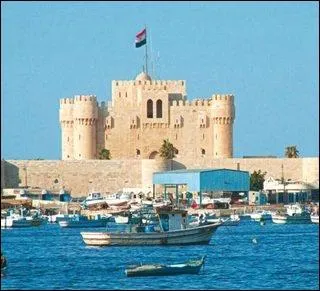 Cette ville fut fondée par un grand conquérant 
Pour la culture humaine ell' fut au premier rang 
Et sa bibliothèque était pour tous un phare 
Dommage que les pompiers soient arrivés trop tard !