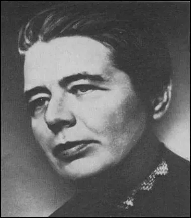 Marguerite de Crayencour. Amusez-vous  changer les lettres de place et vous aurez son nom de plume. Qui est-ce ?