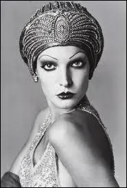 Une vie de grande souffrance malgr la lgret prmonitoire de son premier roman Bonjour tristesse. Elle disait :  La seule chose que je trouve convenable (... ) c'est l'opium. Qui est-ce ?