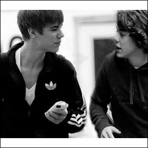 Il dit qu'il n'est pas bon pour faire le premier pas avec les filles.