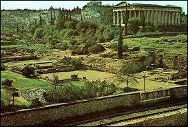 Durant l'Antiquit, quel tait le nom de la place publique principale de la ville d'Athnes ?