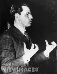 Un belge tristement clbre, collaborateur en 1940-45, a t condamn  mort par contumace. Crateur du rexisme en 1931, il adhra mme au rgime nazi. Quel est son nom ?