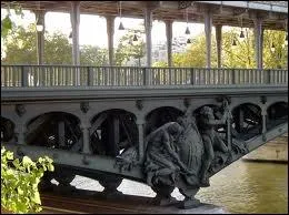 Quel pont a la particularité de permettre le passage des voitures et du métro (ligne 6) ?