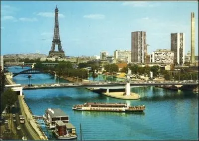 Que trouve-t-on sur l'le aux Cygnes prs du pont de Grenelle ?