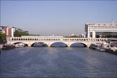 Un peu plus en aval, près du pont de Bercy se situe le...
