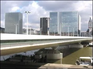 Quelles sont les deux gares de Paris reliées par le pont Charles de Gaulle ?