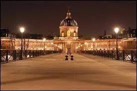 Le pont des Arts n'est qu'une passerelle qui relie le Louvre à l'Institut de France. Quelle est sa particularité ?