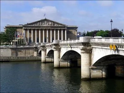 Quel pont relie la place de la Concorde au palais Bourbon, siège de l'Assemblée nationale ?